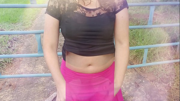 Ho bapala polasing, mosali oa 'nete oa ntlo, koekoe le monna oa hae ea khoahlapisitseng naheng