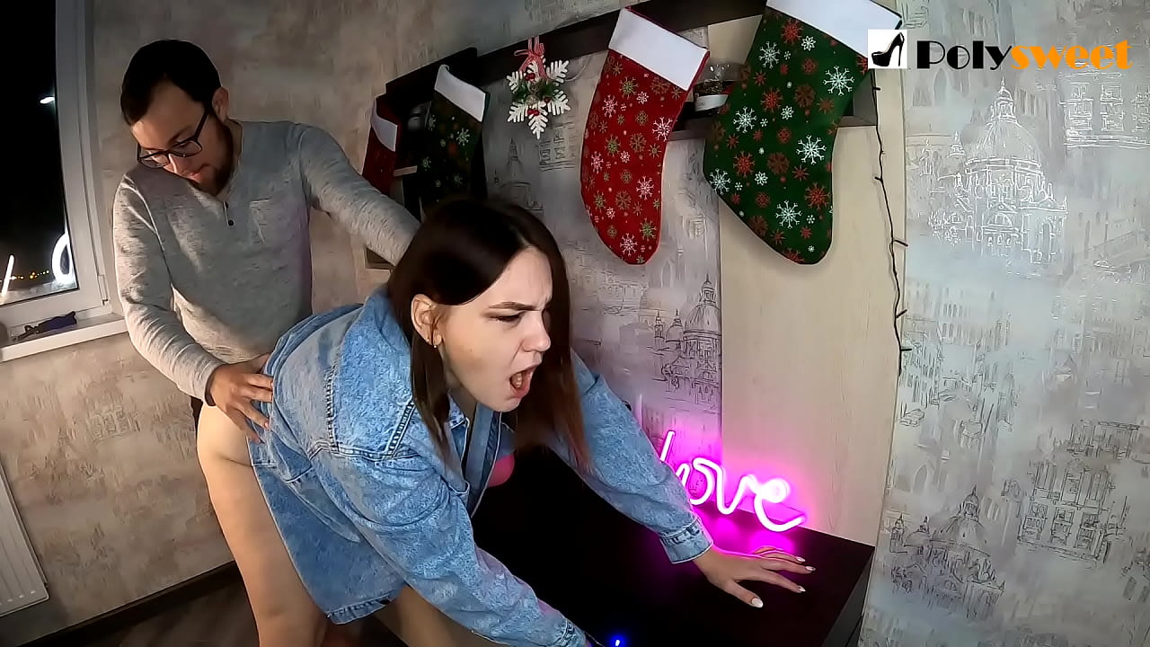 Mohlankana o ne a natefeloa ke ho koaea ngoanana e motle ka mohatla oa pere ka molomo le mokoti